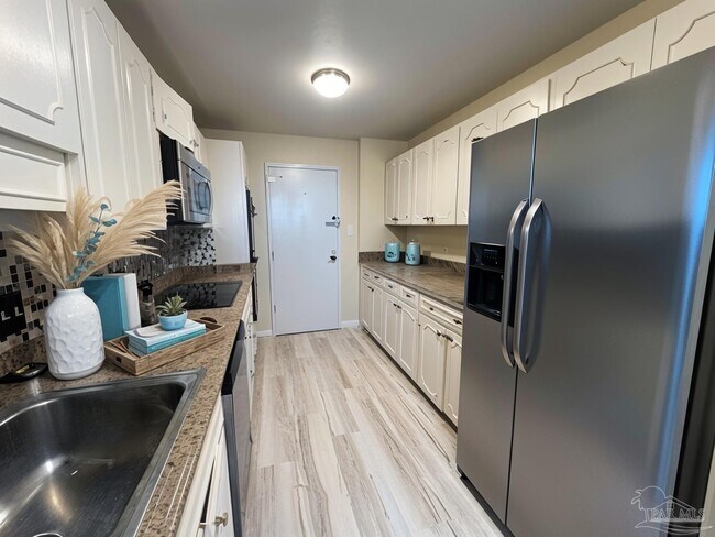 Building Photo - 825 Bayshore Dr