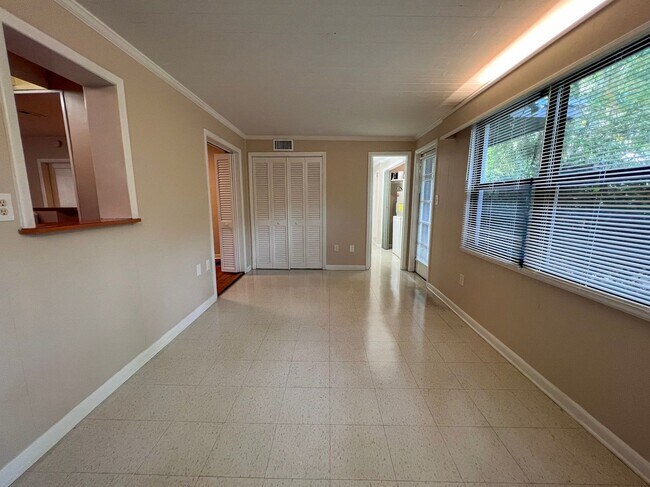 Building Photo - 2/2 House Walking Distance to Campus - Available Fall 2026!