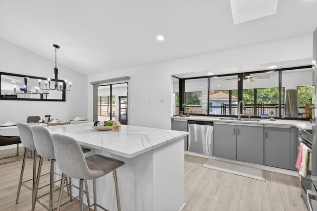 Building Photo - 481 SW Aster Rd