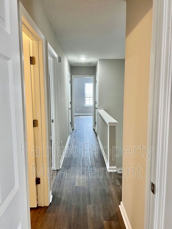 Building Photo - 201 Ridge Lake Dr