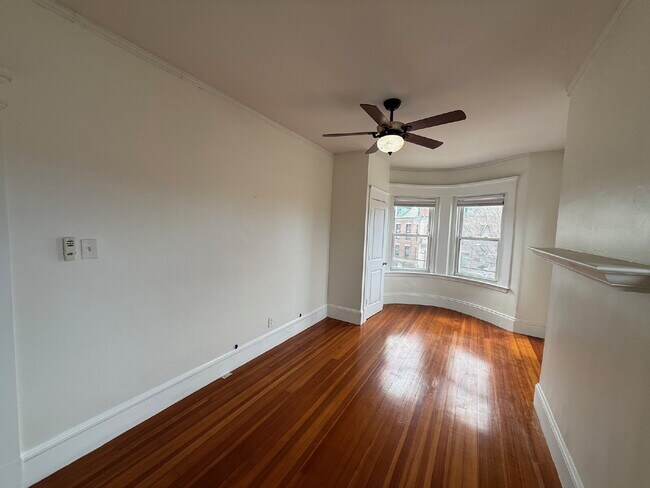 Building Photo - Available NOW! Spacious & Modern 2 Bedroom unit ready for move in!