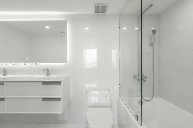 Building Photo - 7601 E Treasure Dr
