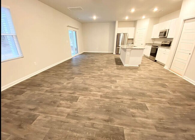Building Photo - 4 Bed 3 Bath Single Family Home