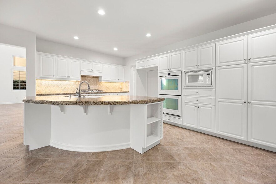 Building Photo - 2556 Pearblossom St