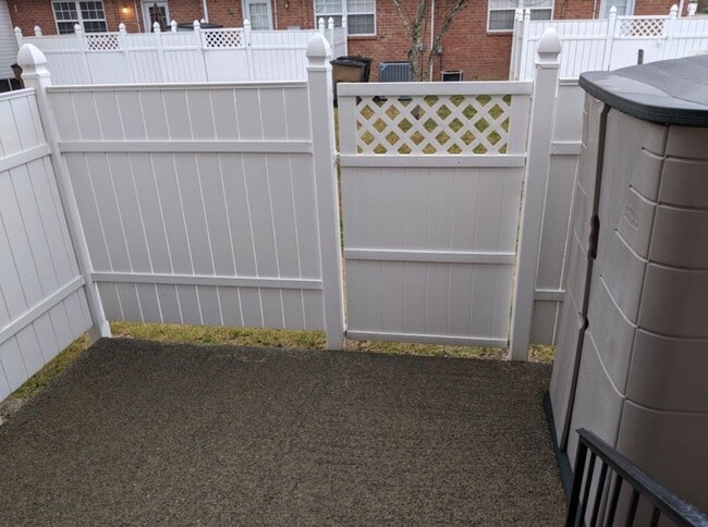 Building Photo - Donelson Townhome!