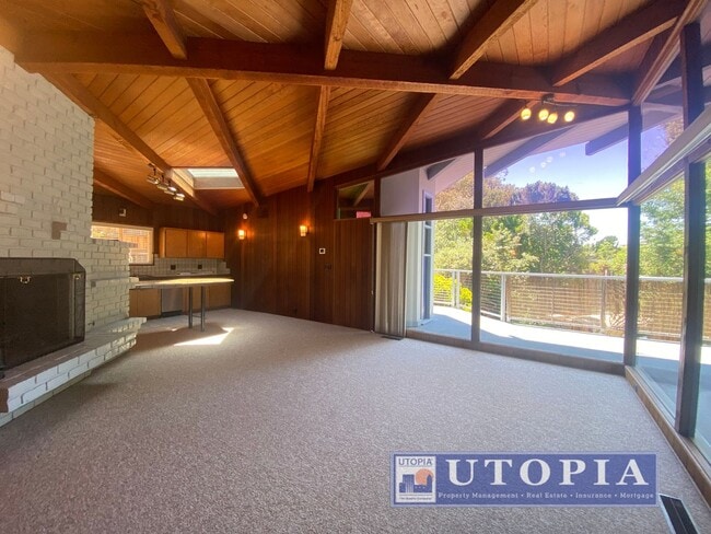 Building Photo - 215 Blackpoint Ln
