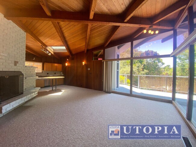 Building Photo - Sunny, Spacious, Home Near Sunny Cove Beach