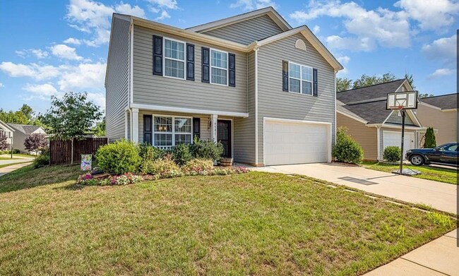 Building Photo - Beautifully 4-bedroom, 2.5-bathroom spacio...