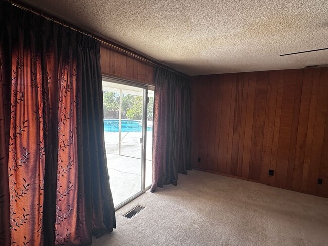 Building Photo - HOUSE