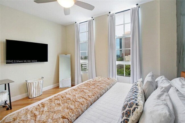 Building Photo - 520 SE 5 Ave