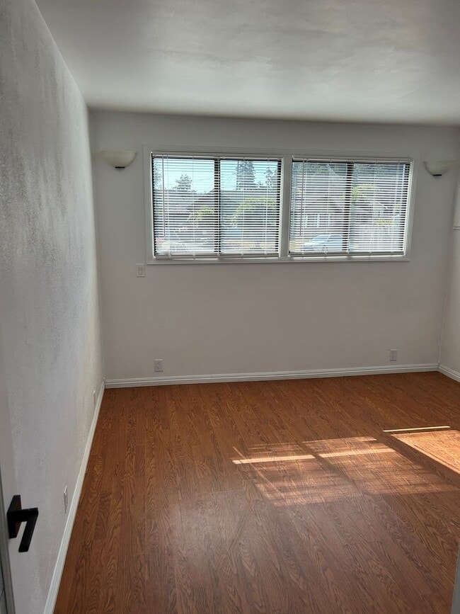 Building Photo - Updated Three Bed One Bath House Eureka