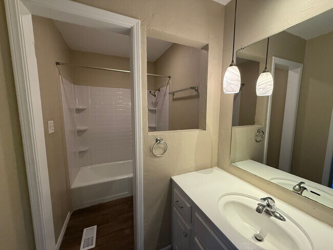 Building Photo - Spacious 4 Bedroom in South Tulsa