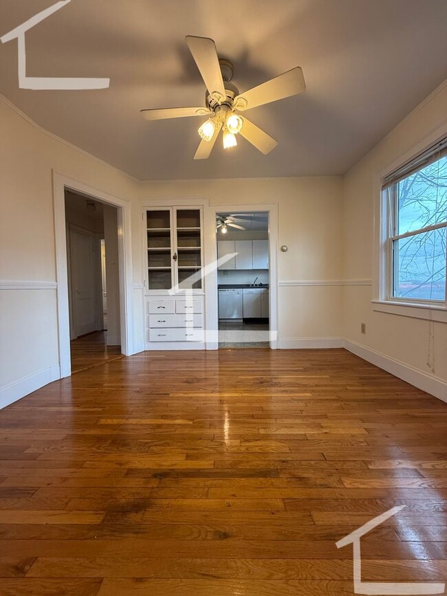 Building Photo - Updated 2 Bed Oak Square