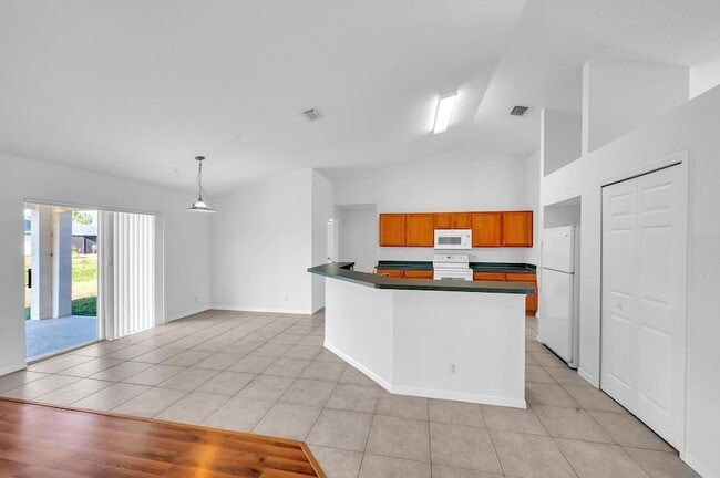 Building Photo - 446 SW S Quick Cir