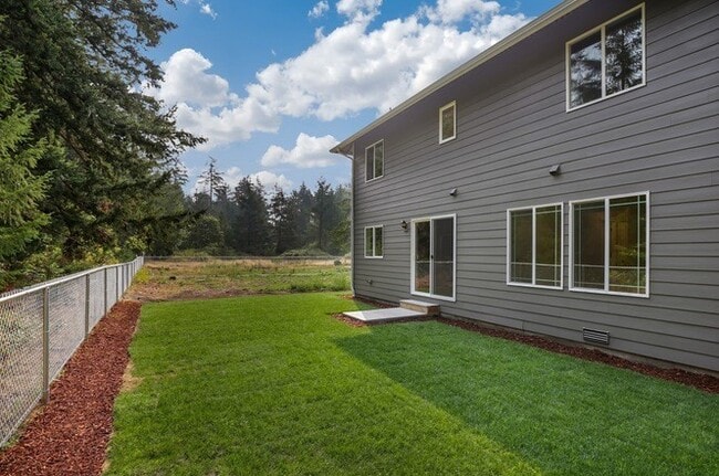 Building Photo - Modern Luxury: Spacious 3-Bedroom Home Near JBLM