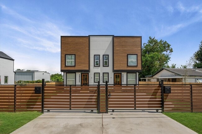 Building Photo - 8605 Amadwe St