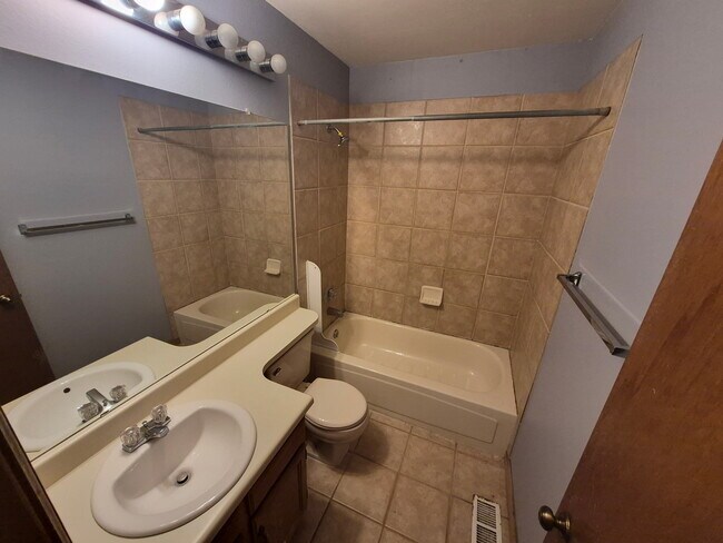 Building Photo - 4272 Kingsbury Dr