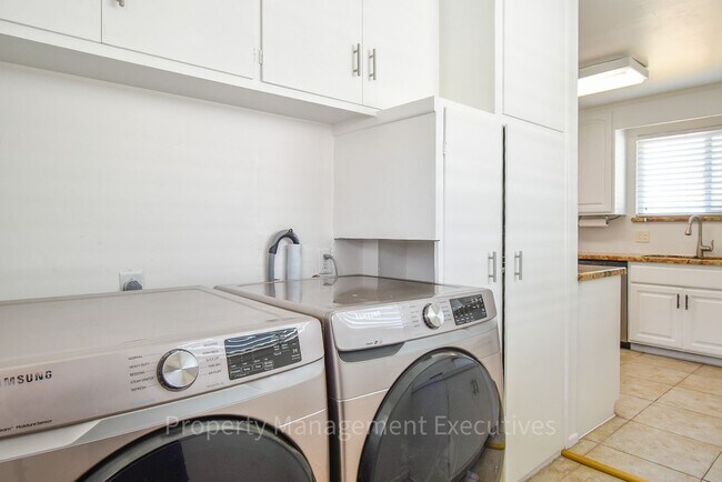 Building Photo - 3 Bedroom, 2 Bath House with Large Backyard
