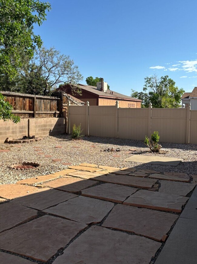 Building Photo - Charming 2 Bed, 2 Bath Home in Rio Rancho