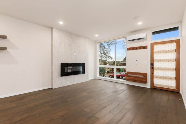 Building Photo - 802 29th Ave S