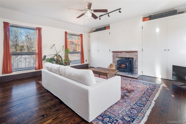 Building Photo - 689 S Mountain Rd