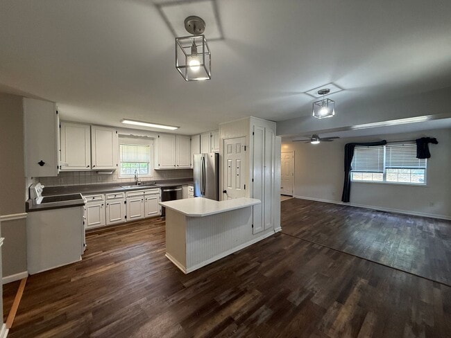 Building Photo - Cute 3 Bedroom Home on over an Acre in Ope...