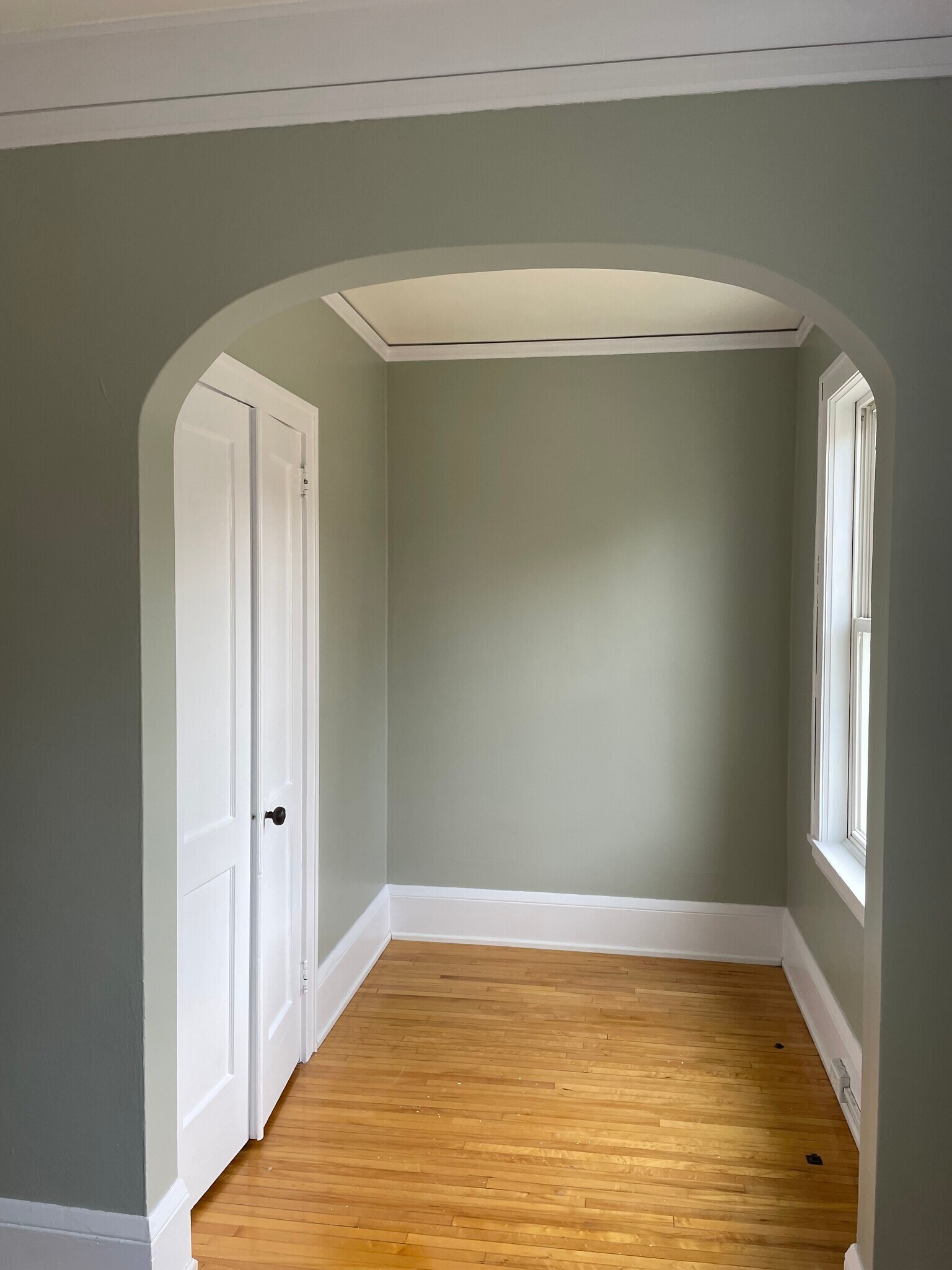 Building Photo - 320 E 5th St