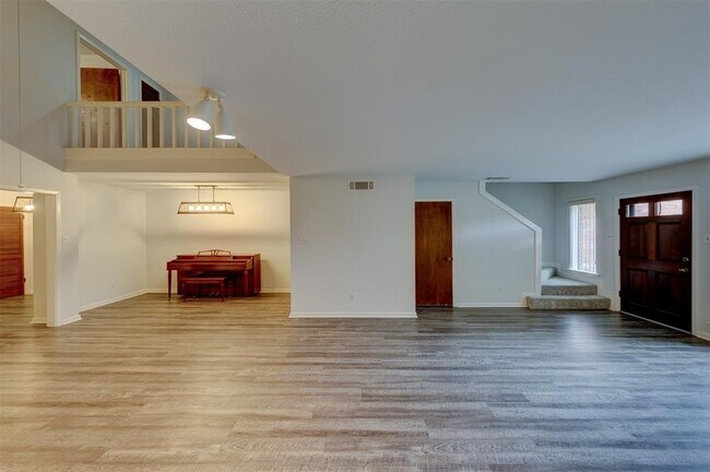 Building Photo - 2452 Country Club Dr