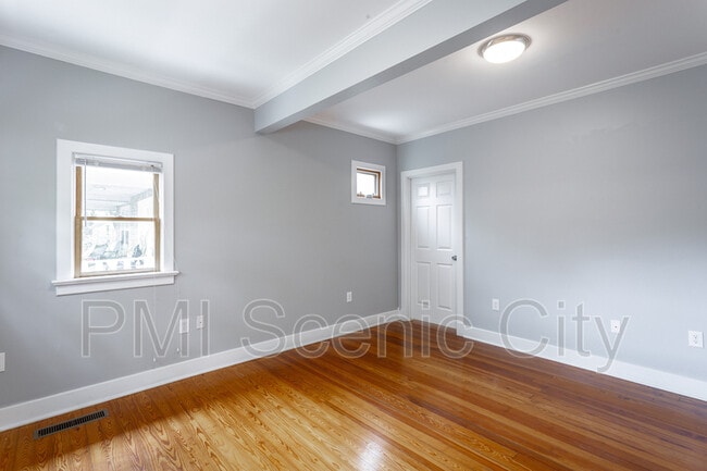 Building Photo - 513 Lytle St