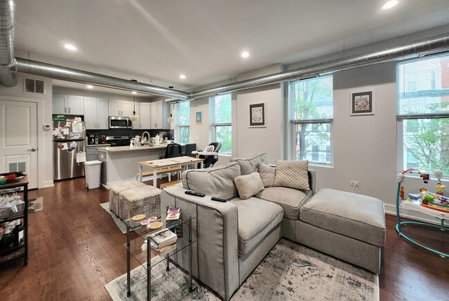 Building Photo - 1444 W Erie St