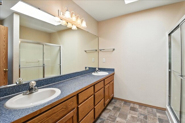 Building Photo - 3bd/2.5ba Everett Duplex