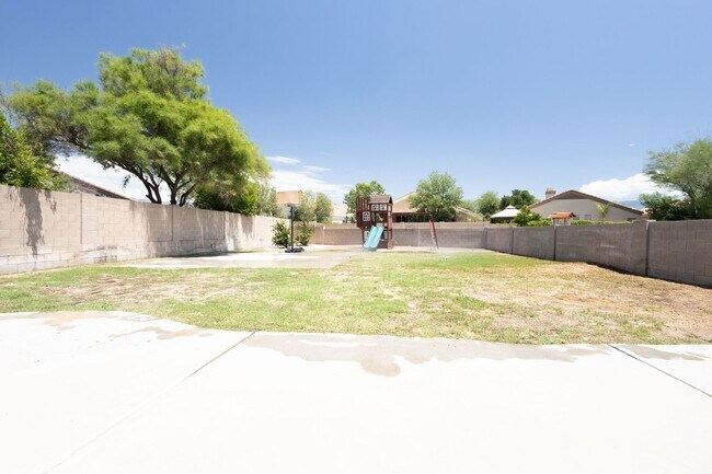 Building Photo - 3 Bedrooms 2 Bathrooms