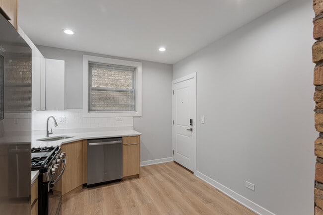 Building Photo - 7381 N Damen Ave