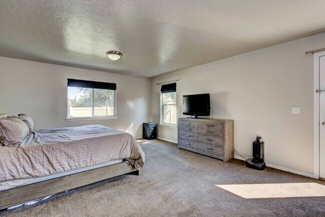 Building Photo - Beautiful 6 bed 2.5 bath home located in t...