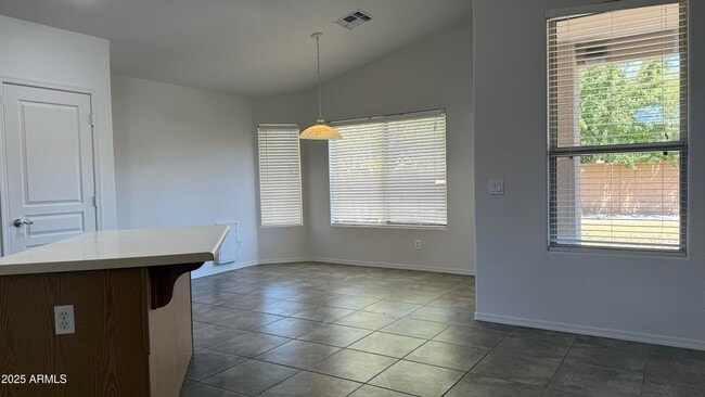 Building Photo - 734 E Iris Dr