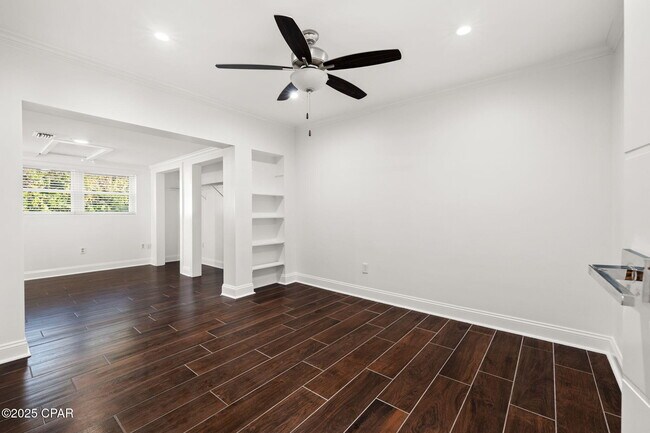 Building Photo - 1528 Oak Ave