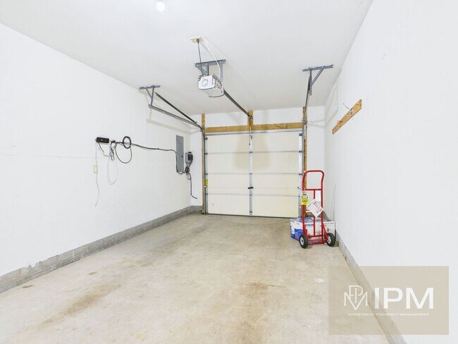 Building Photo - 1/2 First Months Rent!! Bright 2 Bed, 1.5 Bath Townhome in New Cumberland!