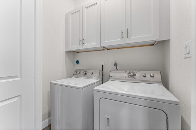 Building Photo - 3339 Beverly Frst Dr
