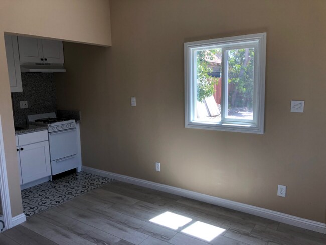 Building Photo - 932 W Highland St