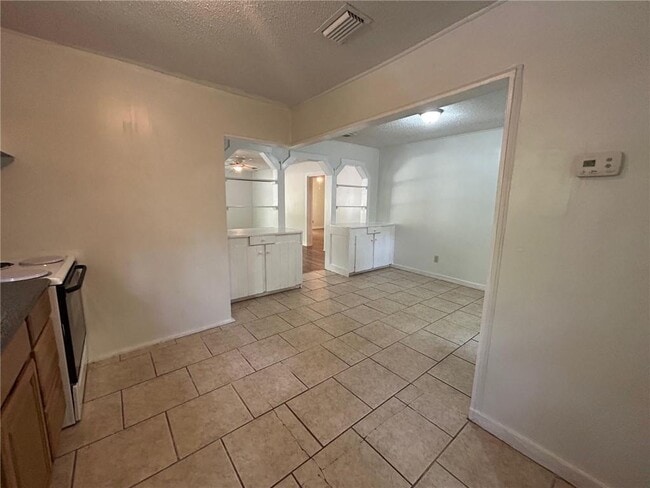 Building Photo - 909 Pansy Ct