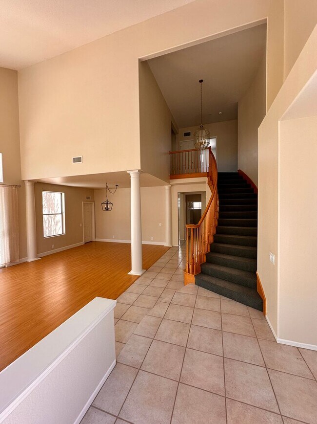 Building Photo - Great 4 bedroom Moorpark Home in Great Nei...