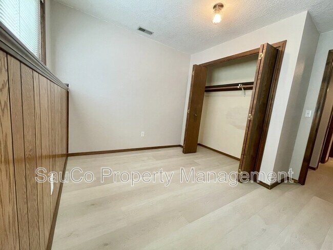 Building Photo - 324 SE 30th Ave