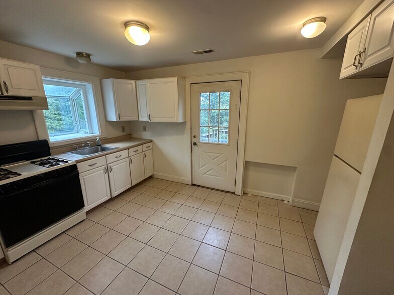 Building Photo - 212 Jackson Ave