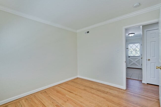 Building Photo - Charming & Refreshed Well-Maintained 4 Bed...