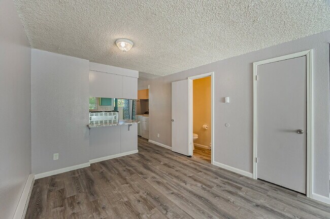 Building Photo - Available immediately, updated townhouse i...