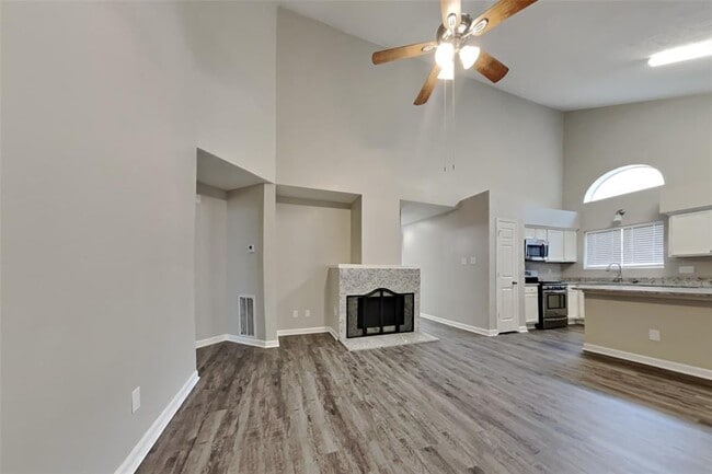 Building Photo - 20415 Drakewood Dr
