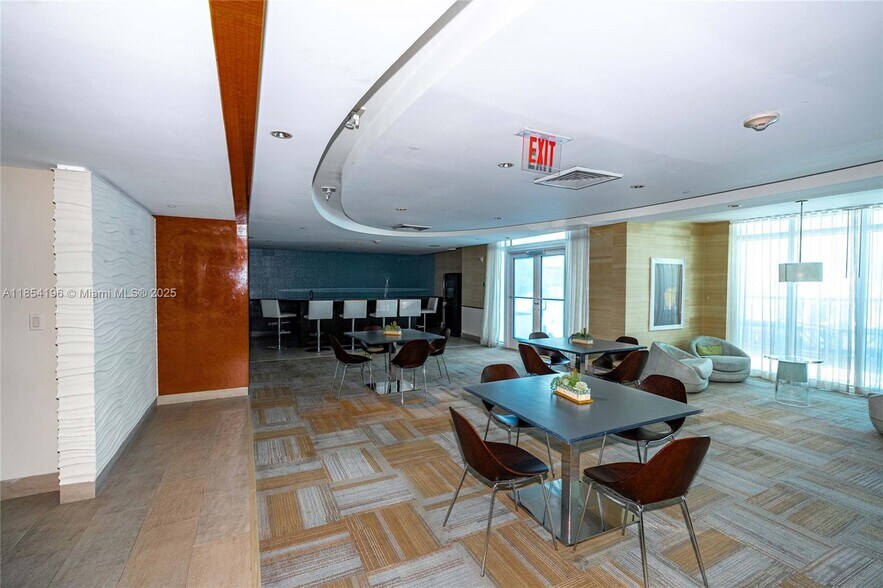 Building Photo - 950 Brickell Bay Dr