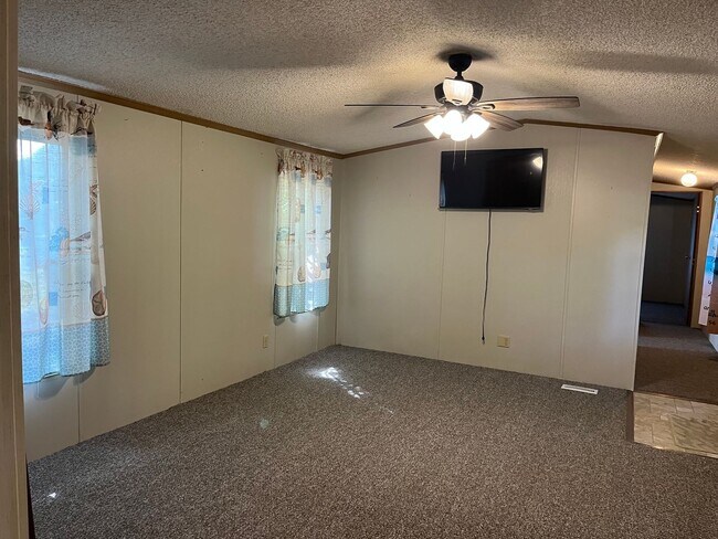 Building Photo - Move-In Ready Year-Round Home in a Quiet Location