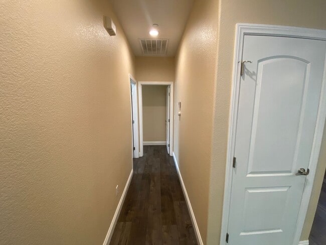 Building Photo - Spacious Corner Unit