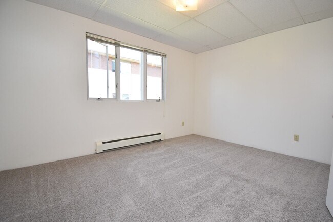 Building Photo - Pet Friendly! Garden Level 2 Bedroom in a ...